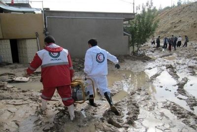 هنرمندان با همراهی هلال احمر به یاری سیل‌زدگان شتافتند