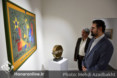 بازدید سید مجتبی حسینی از نمایشگاه "خانم و آقای هنرمند" 
