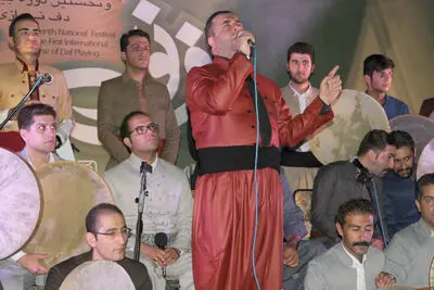 پیام عزیزی با گروه هزار نفره دف‌نوازان در جشنواره "دف نوای رحمت" روی صحنه رفت