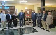 معاون هنری به تماشای 