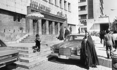 گزارش تصویری-اجتماعی ِ گاردین از تهران در بهمن 57