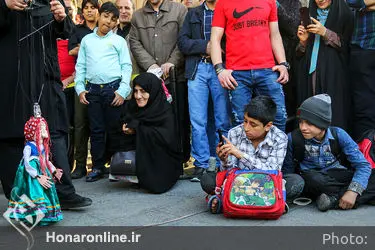 اجرای هنرهای نمایشی در محوطه تئاتر شهر