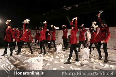 اجرای نمایش "تنهایی پر هیاهو" در سالن استاد سمندریان