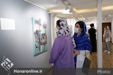 نمایشگاه نقاشی های شبنم نسلی اصفهانی با عنوان این است انسان در نگارخانه بهارک