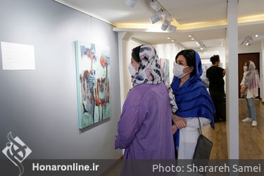 نمایشگاه نقاشی های شبنم نسلی اصفهانی با عنوان این است انسان در نگارخانه بهارک
