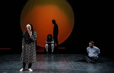 اجرای نمایش "موی سیاه خرس زخمی" به کارگردانی جابر رمضانی در تئاتر مولوی/ اجراهای فوق‌العاده "خنکای ختم خاطره" در روزهای پایانی/ "سیسیلی‌ها" به تهران می‌آیند