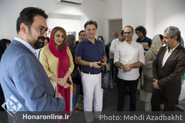بازدید سید مجتبی حسینی از نمایشگاه "خانم و آقای هنرمند" 