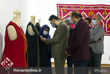 بازدید دکترسید مجتبی حسینی از نمایشگاه آثار سوزن‌دوزی معاصر ایران