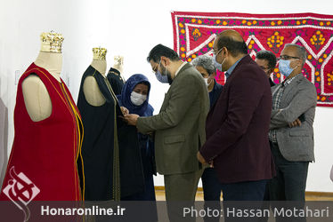 بازدید دکترسید مجتبی حسینی از نمایشگاه آثار سوزن‌دوزی معاصر ایران