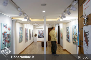 نمایشگاه نقاشی های شبنم نسلی اصفهانی با عنوان این است انسان در نگارخانه بهارک