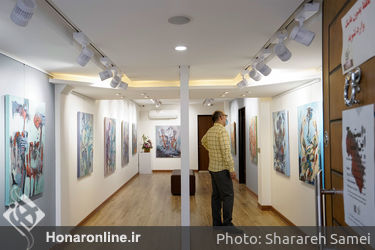نمایشگاه نقاشی های شبنم نسلی اصفهانی با عنوان این است انسان در نگارخانه بهارک