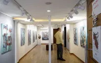 نمایشگاه نقاشی های شبنم نسلی اصفهانی با عنوان این است انسان در نگارخانه بهارک