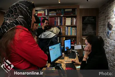 کتابگردی اهالی فرهنگ و هنر در نشر چشمه