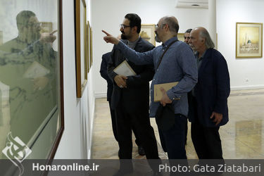 بازدید سید مجتبی حسینی از نمایشگاه آثار محمد ناصری پور