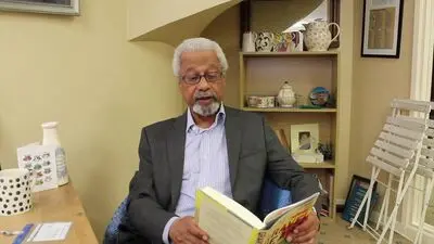گفتگو با عبدالرزاق قورنه، برنده جایزه نوبل ادبیات | عشق و دوست داشتن است که انسان را در شرایط سخت پیش می‌برد