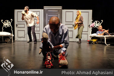 نمایش "خانه نم زده" در تماشاخانه نوفل‌لوشاتو