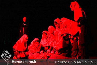 اجرای نمایش «وقتی ما نیستیم» به کارگردانی داوود زارع در بیست و هفتمین جشنواره بین‌المللی تئاتر کودک و نوجوان همدان