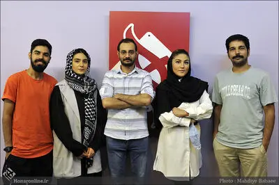 حرف زدن از سیاست در کشور ما یک منش یا راه زندگی است / هر تم پیچیده‌ای که می‌خواهد یک حرف بزرگ بزند به بن‌بست می‌رسد / نمایش "اسموکینگ روم" به روایت کارگردان، نویسنده و بازیگران
