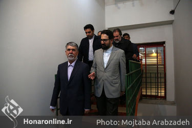 بازدید سید عباس صالحی و سیدمحمد مجتبی حسینی از نمایشگاه هنرهای تجسمی فجر