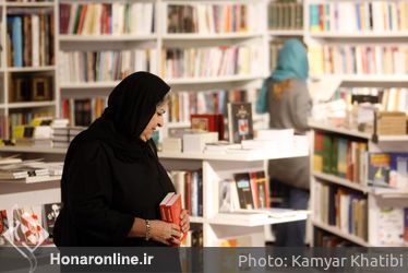 كتابگردي اهالي فرهنگ و هنر در شهركتاب فرشته