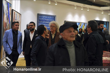 بازدید هنرمندان از آثار دهمین حراج تهران