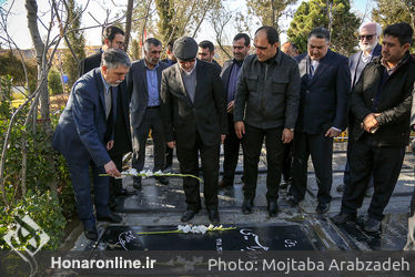 گل‌باران قطعه هنرمندان توسط وزیر ارشاد و معاون هنری وزارت ارشاد