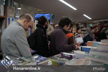 کتابگردی اهالی فرهنگ و هنر در نشر چشمه