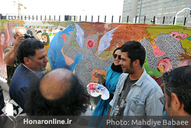 نقاشی گروهی صلح   توسط جمعی از هنرمندان در موزه استاد صنعتی