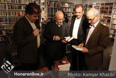 كتابگردي اهالي فرهنگ و هنر در شهركتاب فرشته