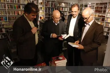 كتابگردي اهالي فرهنگ و هنر در شهركتاب فرشته