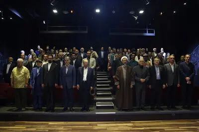 سید عباس صالحی: انسان با زبان هنر، هنرمندانه نقد می‌کند / هنرمندان تئاتر صاحب‌خانه شدند