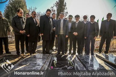 گل‌باران قطعه هنرمندان توسط وزیر ارشاد و معاون هنری وزارت ارشاد