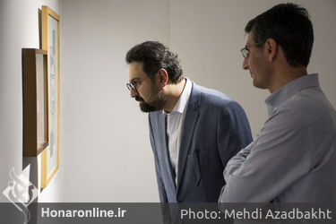 بازدید سید مجتبی حسینی از نمایشگاه "خانم و آقای هنرمند" 