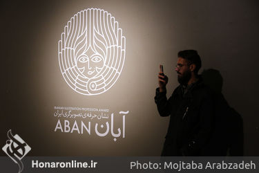 بازدید سید مجتبی حسینی از نمایشگاه تصویرگران ایران