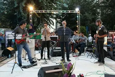 گروه "بنفش" از سبزی و صلح خواند