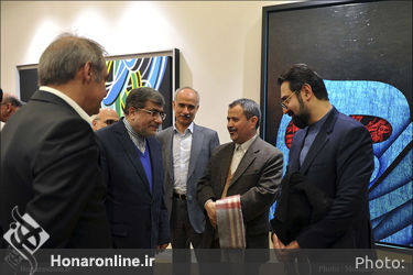 بازدید هنرمندان از آثار دهمین حراج تهران