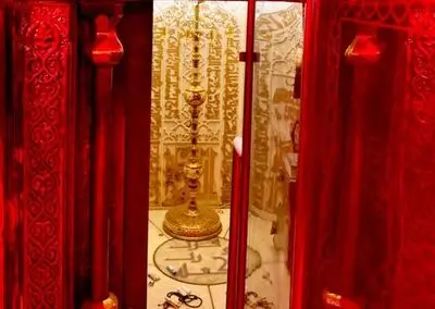 عکسی از محراب کوفه جایی که علی (ع) ندای رستگاری داد / گزارش تصویری از حرم علوی