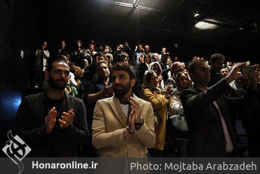 اهدای جایزه جشنواره سینمایی آسیاپاسیفیک در نمایش "شیروانی داغ"
