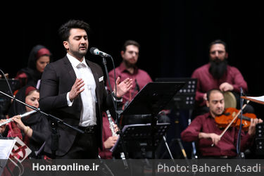 ارکستر مهر به رهبری ناصر ایزدی در سومین روز جشنواره موسیقی فجر در تالار وحدت