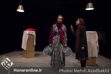 نمایش "مثل خاراندن یک زخم پس از خوب شدن" در عمارت نوفل‌لوشاتو