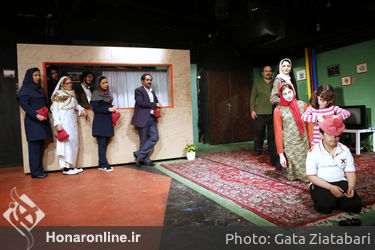 نمایش "عقل صورتی یا مدادی که فقط مشق نمی‌نوشت"
