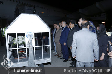 استقبال از پیکر  امیر هوشنگ ابتهاج با جمعی از بزرگان و اهالی فرهنگ و هنر در فرودگاه امام خمینی 