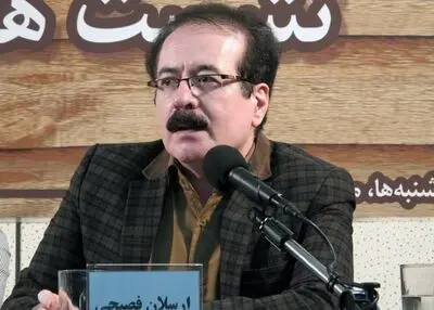 ارسلان فصیحی: نقش مترجم انتقال و بازآفرینی محصولات فکری است / افراد سودجو در عرصه ترجمه الک می‌شوند