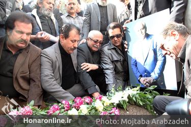 تشییع پیکر علی معلم از مقابل خانه سینما
