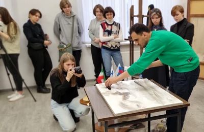 Painter Hassan Ruholamin holds workshop at Russian State University of Cinematography