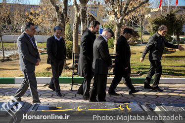 گل‌باران قطعه هنرمندان توسط وزیر ارشاد و معاون هنری وزارت ارشاد