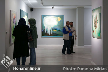 بازدید سیدمحمد مجتبی حسینی از نمایشگاه نقاشی‌های حبیب‌اله صادقی در گالری ساربان