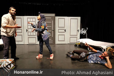 نمایش "خانه نم زده" در تماشاخانه نوفل‌لوشاتو