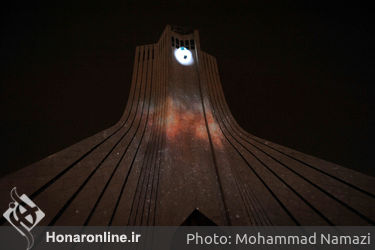 اجرای نمایش «دیوار آسمان»  بر دیواره برج آزادی