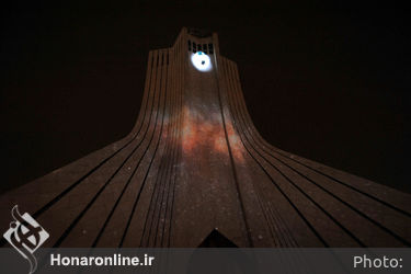 اجرای نمایش «دیوار آسمان»  بر دیواره برج آزادی